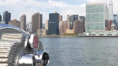 New York şehri kıyısı silueti, Manhattan şehir merkezi binaları, nehir kıyısındaki gökdelenler, doğu nehri suyu. Rıhtım manzarası, kule manzarası, Gantry Plaza. Long Island, Queens 'te. ABD Turizmi.