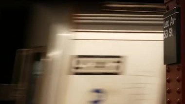 New York metro istasyonu içi, yeraltı metro platformu tabelası. Metro treni, demiryolu yolcusu toplu taşıma, Birleşik Devletler. Lexington Bulvarı. Lex Caddesi. Manhattan şehir merkezi.