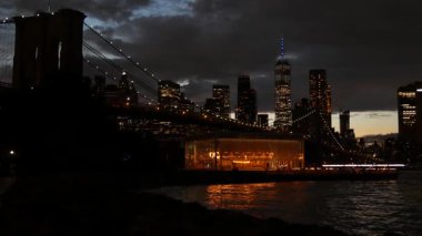 Brooklyn Köprüsü, New York City Manhattan şehir merkezi silueti, Birleşik Devletler. Waterfront Pebble Beach, Dumbo, ABD 'de atlı karınca. Dramatik alacakaranlık. Akşam veya gece gökyüzü. Dünya Ticaret Merkezi.