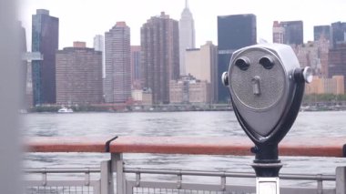 New York City rıhtım silueti, Manhattan Midtown binaları, doğu nehri kıyısında nehir kenarındaki gökdelenler. Rıhtım manzarası, kule manzarası, Gantry Plaza. Long Island, Queens 'te. Birleşik Devletler turizmi. Yağmurlu.