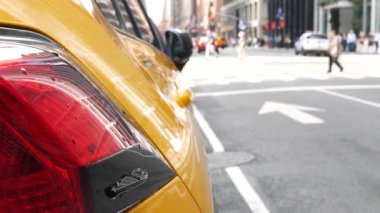 New York 'ta. Manhattan caddesinde sarı bir taksi. Lexington Bulvarı 'nda taksi. Lex Bulvarı 'nda bir taksi durağı. Yolcuları ya da insanları bekliyor. ABD 'de şehir manzarası.