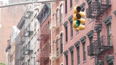 Broadway caddesi yakınlarındaki New York City Manhattan Soho moda bölgesi. Amerikan şehir binası cephesi, eski klasik Amerikan mimarisi. New York, Amerika 'dan alışveriş. İş ve konut mülkleri.