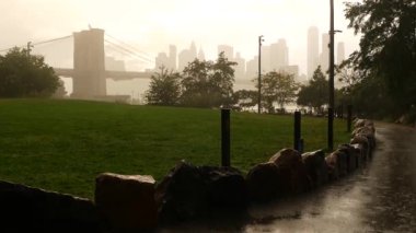 Brooklyn Köprüsü, yağmurlu sisli bir gün. New York City Manhattan şehir merkezi gökyüzü mimarisi, finans bölgesi şehir manzarası, Birleşik Devletler. Dünya Ticaret Merkezi WTC gökdeleni. Dumbo, ABD 'de sonbaharda güneş banyosu