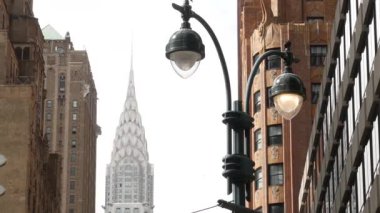 New York City Manhattan Midtown mimarisi. 42 caddedeki Chrysler binası, ABD 'deki gökdelen. Amerikan şehir manzarası, New York Kulesi, Birleşik Devletler. Lex Lexington Bulvarı. Fener, güvercin kuşları