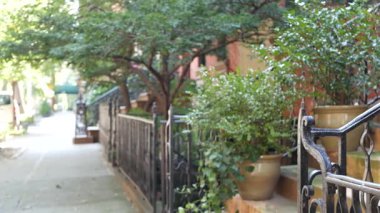 New York City konak binası, Brooklyn Heights yerleşim bölgesi, ABD. Brownstone şehir mimarisi, bağlı ev. Amerika Birleşik Devletleri emlak, Amerikan mülkü, New York 'ta apartmanlar ve evler.