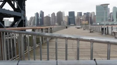 New York şehri kıyısı silueti, Manhattan şehir merkezi binaları, nehir kıyısındaki gökdelenler, doğu nehri suyu. Liman kenti manzarası, Gantry Plaza iskelesi, Long Island, Queens. Birleşik Devletler mimarisi.