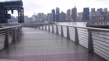 New York City rıhtımı silueti, Manhattan şehir merkezi, nehir kıyısındaki gökdelenler, doğu nehri suyu. Long Island, Queens 'teki Gantry Plaza rıhtımından rıhtım manzarası. Birleşik Devletler mimarisi.