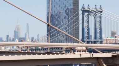 Brooklyn Köprüsü manzaralı New York City Manhattan Köprüsü. Şehir merkezindeki Empire State binası. ABD seyahat simgesi, New York silueti şehir manzarası. İkonik mimari kablolardan. Amerika Birleşik Devletleri 'ni Ziyaret Et.