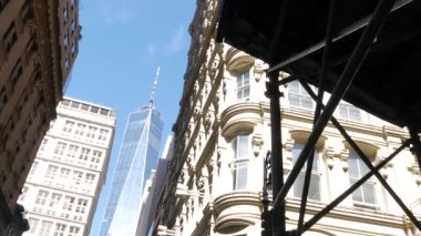 New York City Aşağı Manhattan, Downtown Finans Bölgesi mimarisi, Birleşik Devletler. Bir Dünya Ticaret Merkezi gökdelen binası, Fulton Caddesi, ABD. Amerikan şehir manzarası. New York 'taki WTC Özgürlük Kulesi.