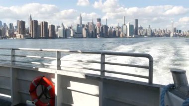 Feribottan New York City silueti. Manhattan şehir merkezinde, feribottan yükselen gökdelenler. Doğu nehri kıyısı manzarası, ABD mimarisi. Empire State, Chrysler Binası. Kamu güvenliği can simidi.