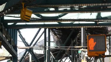 New York metrosu, metropol köprüsü, caddenin üstündeki metro yolu. Demiryolu taşımacılığı. Queensboro tren hattı. Queens Plaza toplu taşıma. Long Island şehri Birleşik Devletler