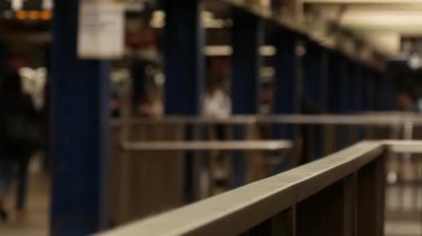 New York, Manhattan. Odaklanamayan metro istasyonu içi, yeraltı metro transferi. Toplu taşıma. Tren yolu değiştirme merkezi, yolcu trafiği kavşağı. NYC, ABD 'deki insanlar.