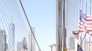 Brooklyn Köprüsü 'nde bayrak, Manhattan şehir merkezi, New York City silueti, finans bölgesi şehir manzarası. Dünya Ticaret Merkezi gökdeleni. Amerika Birleşik Devletleri bağımsızlığın vatansever sembolü. Köprü kablosu