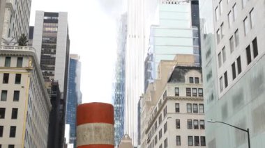 New York caddesinde buhar sızıntısı, turuncu buhar borusu yığını. Pipo dumanı. Con Edisons Buhar Operasyonları Sistemi, 5. Cadde, Manhattan Midtown Mimarlık. Yükselen gökdelenler.