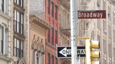 Broadway sokak tabelası, Manhattan şehir merkezi mülkü, kırmızı tuğlalı ev mimarisi, New York City emlak. Trafik işaretleri tek yönlü. Bayanlar Miles tarihi bölgesi, Birleşik Devletler.
