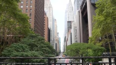 New York Manhattan Midtown mimarisi. Chrysler binası, ikonik gökdelen, 42 sokak, ABD. Amerikan şehir manzarası, ünlü NYC kulesi, Birleşik Devletler. Tudor City Köprüsü 'nden. Ağaçlar