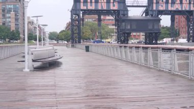 New York City Gantry Plaza rıhtımı, Long Island tabelası, Hunters Point, Queens, ABD. Endüstriyel rıhtım demirden yapılma tarihi tarihi nehir kenarı kenti, Manhattan 'ın karşısındaki East River.