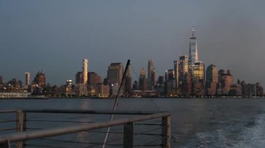 Feribottan New York City silueti. Manhattan şehir merkezinde. Feribottan Dünya Ticaret Merkezi gökdelenine. Hudson nehri kıyısı manzarası, nehir kıyısındaki binalar mimarisi, Finansal bölge, ABD.