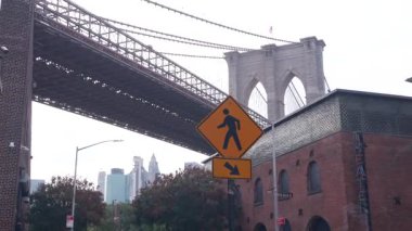 Dumbo 'dan New York City Brooklyn Köprüsü' ne. Kırmızı tuğlalı eski tarihi tütün deposu, Market ve Tiyatro. Düşük açı. Amerika Birleşik Devletleri 'ni gezmek, mimarlık. Yaya yolu tabelası, Water Sokağı.