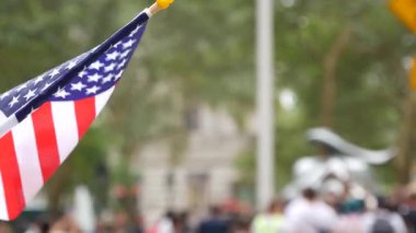 New York City Suçlama Boğa, Wall Street Borsa sembolü ABD. Aşağı Manhattan Merkez Finans Bölgesi, Birleşik Devletler. Broadway caddesinde Amerikan Bayrağı. Odaklanamayan turistler. Yer imi.