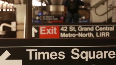 New York metro istasyonu içi, yeraltı metro platformu. Birleşik Devletler metro taşımacılığı. Demiryolu merkezi, yolcu trafiği kavşağı. Times Meydanı, Grand Central, 42. Cadde 'de mesaj var.