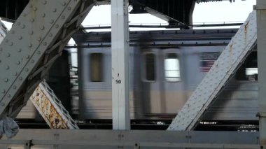 New York City Manhattan Köprüsü 'nden Brooklyn Dumbo' ya. Yaya yolundan gelen Amerikan metro treni. Birleşik Devletler demiryolu taşımacılığı. ABD 'de demiryolu trafiği ve mimarisi.