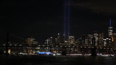 11 Eylül Anma Günü 'nde Manhattan, Light' tan Doğu Nehri 'ne övgü. Feribottan New York 'a. Dünya Ticaret Merkezi. 11 Eylül Anıtı. Amerika Birleşik Devletleri 'nin gökyüzünde iki kiriş