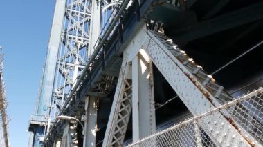 Manhattan Köprüsü 'nden Brooklyn Dumbo' ya. New York 'un sembolü, Amerika' nın seyahat yeri. Birleşik Devletler 'in mimarisi, turizm simgesi. Kablolu yayın köprüsü. Kablolar, yaya yolundan gökyüzü, metro treni..