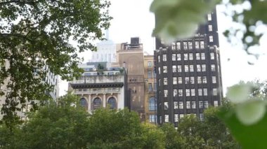 New York, Manhattan Midtown Bryant Parkı 42 sokak ve 5. Cadde köşesi, Birleşik Devletler. Amerika 'da NYC' nin simgesi. Parkın bahçesinde ağaçlar yeşillik. Binalar.