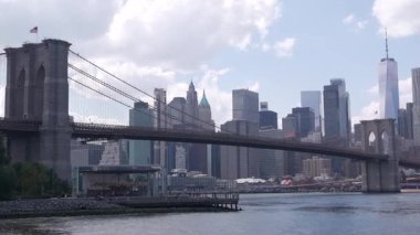 Brooklyn Köprüsü, New York City Manhattan şehir merkezi gökyüzü mimarisi, finans bölgesi şehir manzarası, Birleşik Devletler. Dünya Ticaret Merkezi, Dünya Ticaret Merkezi gökdeleni. Dumbo Rıhtım Kıyısı, Atlıkarınca, ABD.