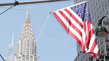 New York, Amerikan bayrağı dalgalanması. Chrysler binası. Manhattan şehir merkezi 42. Cadde, şehir mimarisi. Özgürlük, demokrasi, özgürlük ve vatanseverliğin sembolü. Star Spangled Banner, Eski Zafer. Yıldızlar, Çizgiler