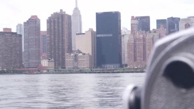 New York City rıhtım silueti, Manhattan Midtown binaları, doğu nehri kıyısında nehir kenarındaki gökdelenler. Rıhtım manzarası, kule manzarası, Gantry Plaza. Long Island, Queens 'te. Birleşik Devletler turizmi. Yağmurlu.
