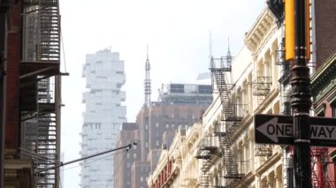 Broadway caddesi yakınlarındaki New York City Manhattan Soho moda bölgesi. Amerikan şehir binası cephesi, eski klasik Amerikan mimarisi. New York, Amerika 'dan alışveriş. İş ve konut mülkleri.