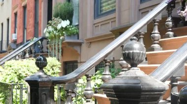 New York City konak binası, Brooklyn Heights yerleşim bölgesi, ABD. Brownstone şehir mimarisi, bağlı ev. Amerika Birleşik Devletleri emlak, Amerikan mülkü, New York 'ta apartmanlar ve evler.