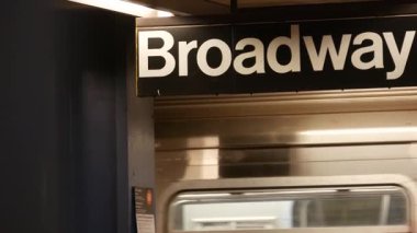New York metro istasyonu içi, yeraltı metro platformu tabelası. Metro treni, yolcu taşımacılığı, Birleşik Devletler. Yazı tahtası, Broadway. New York şehir merkezi, Manhattan trafiği.