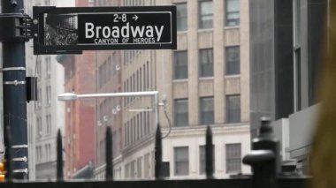 Broadway caddesi tabelası, Manhattan şehir merkezi finans bölgesi mimarisi, New York köşesi. Trafik levhası. Kahramanlar Kanyonu.