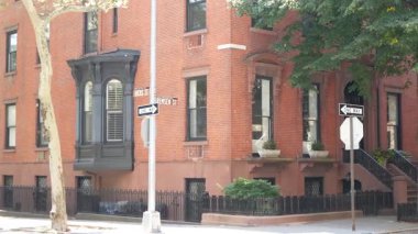 New York City konak binası, Brooklyn Heights yerleşim bölgesi, ABD. Brownstone şehir mimarisi, bağlı ev. Amerika Birleşik Devletleri emlak, Amerikan mülkü, New York 'ta apartmanlar ve evler.