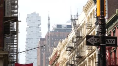 Broadway caddesi yakınlarındaki New York City Manhattan Soho moda bölgesi. Amerikan şehir binası cephesi, eski klasik Amerikan mimarisi. New York, Amerika 'dan alışveriş. İş ve konut mülkleri.