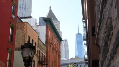 New York, Birleşik Devletler. Manhattan Çin Mahallesi Mosco Sokağı. Çin Bölgesi Şehir Mimarisi, ABD. Amerikan kırmızı tuğla binaları, fener. Dünya Ticaret Merkezi, New York 'taki Özgürlük Kulesi.