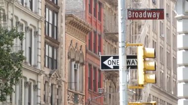 Broadway sokak tabelası, Manhattan şehir merkezi mülkü, kırmızı tuğlalı ev mimarisi, New York City emlak. Trafik işaretleri tek yönlü. Bayanlar Miles tarihi bölgesi, Birleşik Devletler.