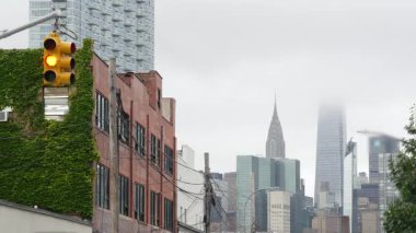 New York caddesi kavşağı, sarı trafik ışığı, ulaşım yolu kavşağı, Birleşik Devletler. Chrysler Binası. Queens, Long Island 'da. Manhattan şehir merkezi, New York şehir merkezi, gökdelenler