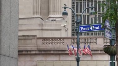 New York City Grand Central Terminali, 42 sokak, Park Avenue, Pershing Square mimarisi. Şehir merkezi, demiryolu ulaşımı. New York kavşağı, kavşak işareti, Amerikan bayrağı.