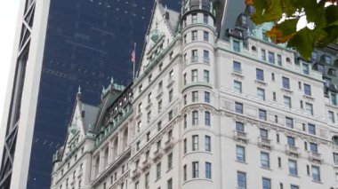 New York Şehri Manhattan Midtown. 5. Cadde 'deki Central Park, ABD. Amerika 'nın simgesi, NYC, ABD' deki şehir parkı. Grand Army Plaza, Pulitzer Plaza 'dan otel mimarisi.