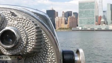 New York şehri kıyısı silueti, Manhattan şehir merkezi binaları, nehir kıyısındaki gökdelenler, doğu nehri suyu. Rıhtım manzarası, kule manzarası, Gantry Plaza. Long Island, Queens 'te. ABD Turizmi.