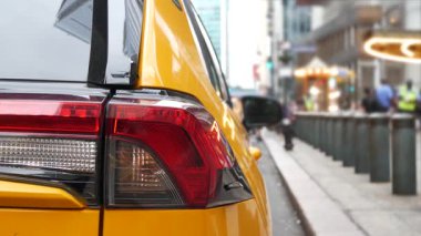 New York Şehri Grand Central Terminal İstasyonu, 42. Sokak. Manhattan Midtown 'da. Sarı taksi durağı, Pershing Square, NYC, ABD 'de araba nakliyesi. Amerikan şehir trafiği, yayalar.