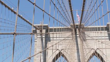 Brooklyn Köprüsü 'nden Manhattan' a, kablolar ve mavi gökyüzü. New York 'un simgesel sembolü, ABD' nin seyahat hedefi. Amerika Birleşik Devletleri 'nin mimarisi, turist simgesi. Ünlü kablolu yayın köprüsü.