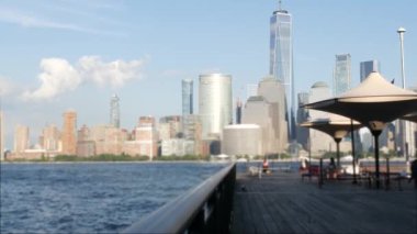 New York City rıhtımı, Manhattan şehir merkezi finans bölgesi, Dünya Ticaret Merkezi binası, nehir manzaralı gökdelenler. J Owen Grundy Park, New Jersey 'den. Birleşik Devletler mimarisi. Hudson..