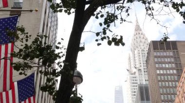 New York, Amerikan bayrağı dalgalanması. Chrysler binası. Manhattan şehir merkezi 42. Cadde, şehir mimarisi. Özgürlük, demokrasi, özgürlük ve vatanseverliğin sembolü. Star Spangled Banner, Eski Zafer. Yıldızlar, Çizgiler