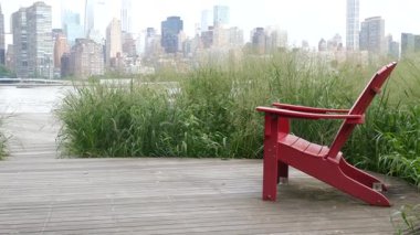 New York şehri kıyısı silueti, Manhattan şehir merkezi binaları, nehir kıyısındaki gökdelenler, doğu nehri suyu. Liman kenti manzarası, Gantry Plaza Park, Long Island, Queens. Birleşik Devletler. Koltuk sırası..