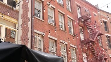 New York City klasik bina mimarisi. Evin dış cephesi. ABD 'de gayrimenkul. Tipik kırmızı tuğla cephesi. Manhattan şehir merkezi finans bölgesi, Stone Caddesi. Yangın merdiveni.